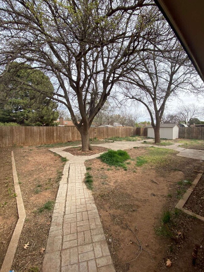 Building Photo - Charming 3-Bedroom Oasis with 2 Full Baths in Prime Lubbock Location - 1547 Sq Ft of Comfort!