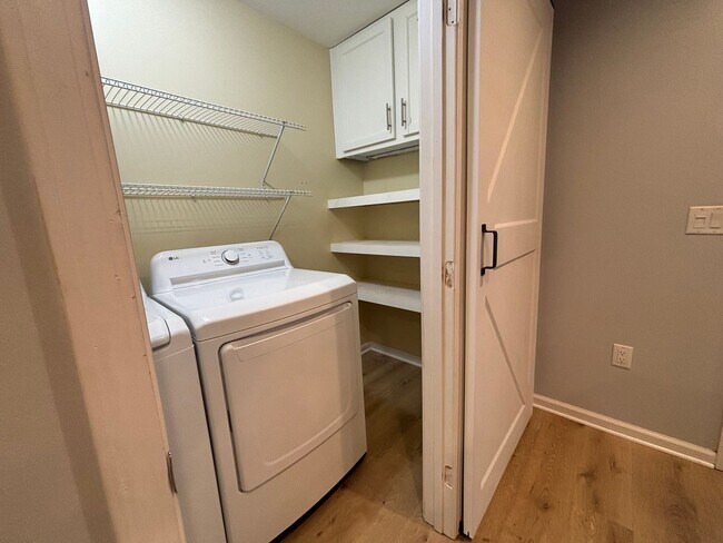 Building Photo - Renovated 3 Bed 2 Bath Home with Fenced in Yard. Screened in Porch. Tesla Charger. Minutes from J...