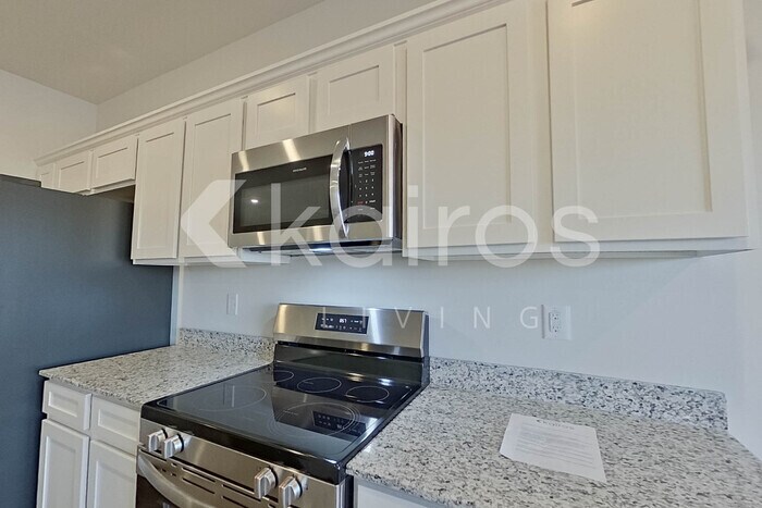 Building Photo - 2185 Banyan Cir