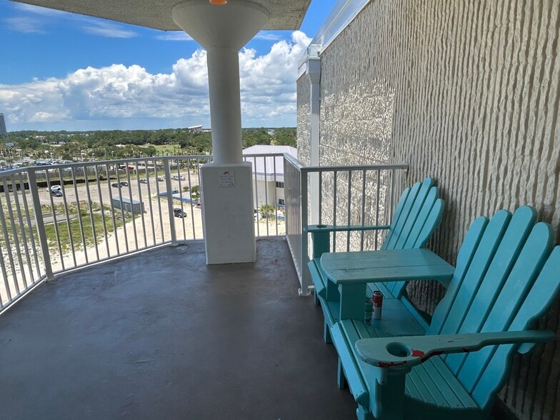 Community Balcony - 8817 S Thomas Dr