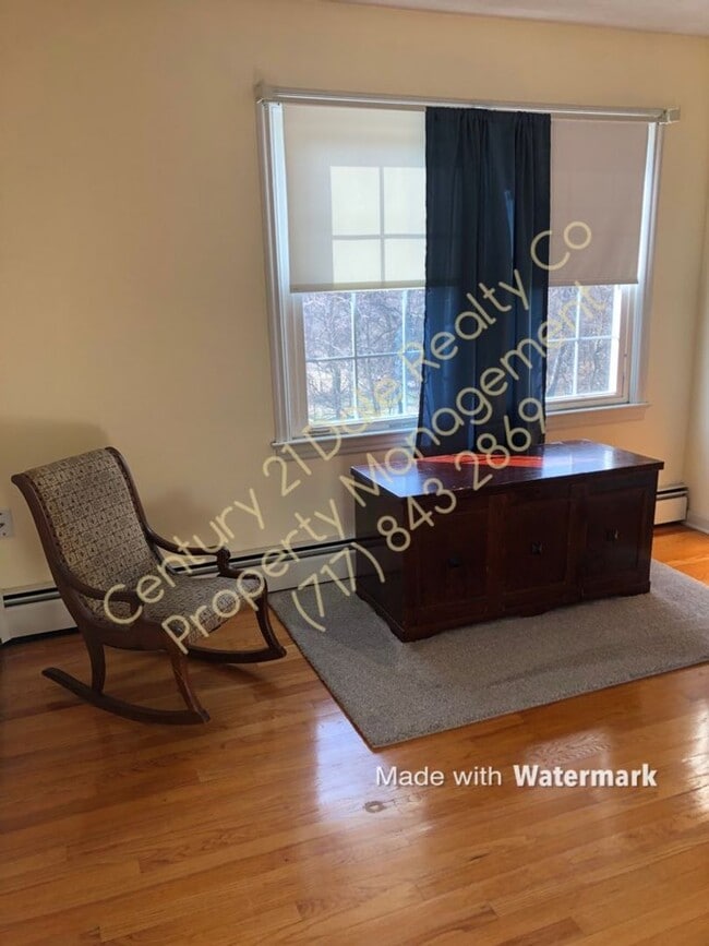 Building Photo - Very Large 3 BR House in North Eastern School District