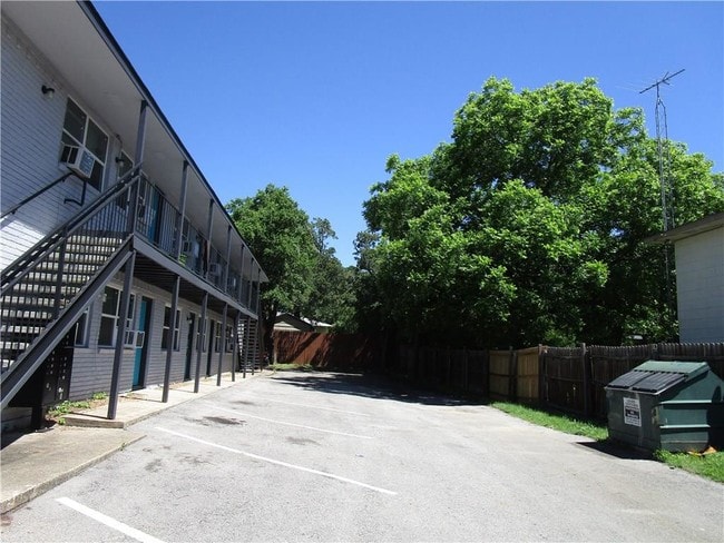 Building Photo - 2206 W Hickory St