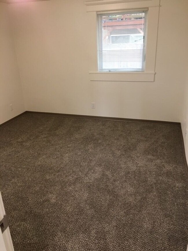 Building Photo - Gorgeous Recently updated 3 bed House Just Blocks from Campus!