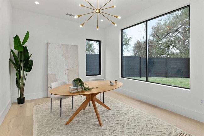 Building Photo - 2401 Oakhaven Cir