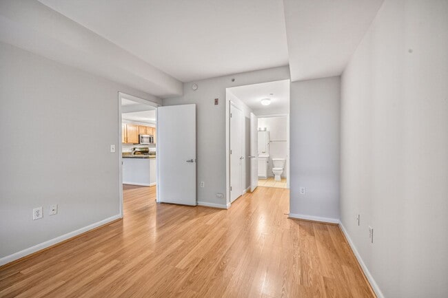 Building Photo - Beautifully Renovated 1BR Condo With Balco...