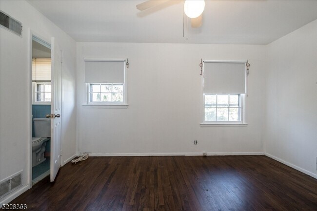 Building Photo - 29 Manor Ct
