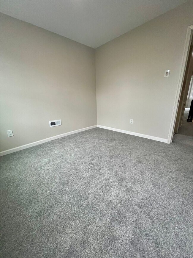 Building Photo - Newly Renovated 3-Bedroom Townhome! Available NOW!
