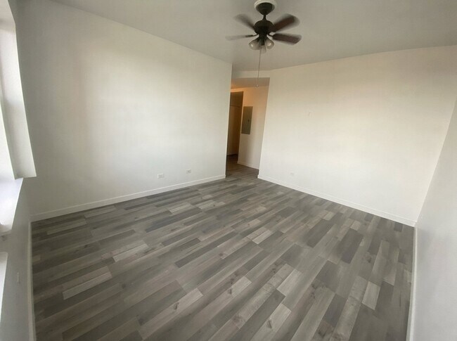 Building Photo - 3550 W Montrose Ave