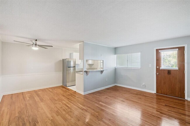 Building Photo - 320 Lakeview St