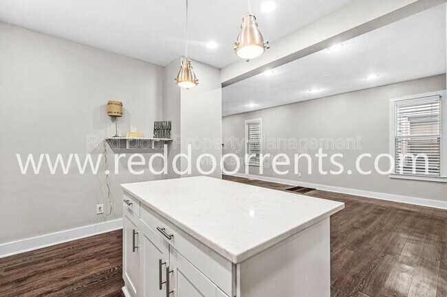 Building Photo - 2028 Hoyt Ave