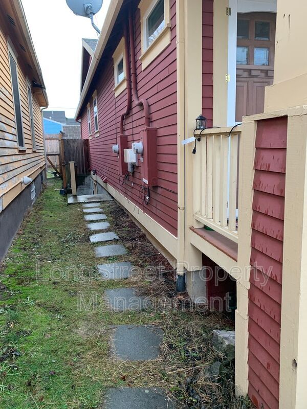 Building Photo - 532 NE Sumner St