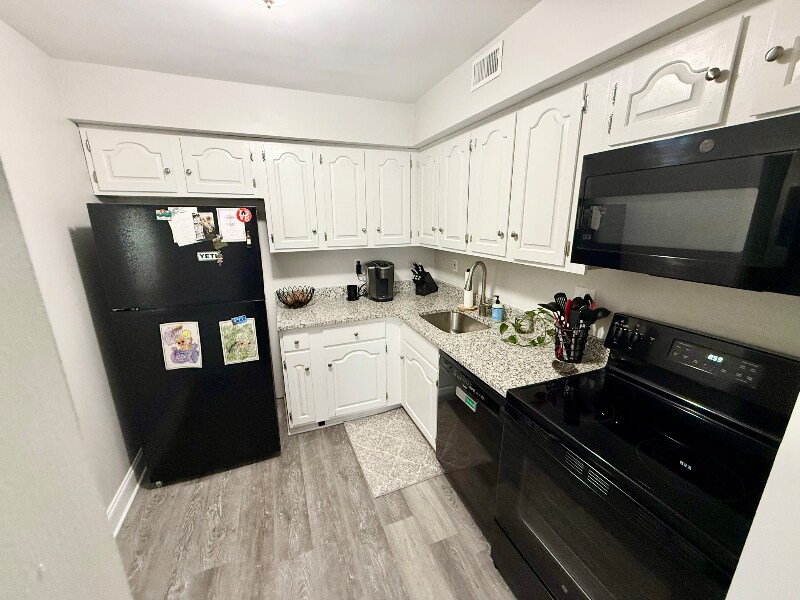 Building Photo - 20 Hollybrooke Dr