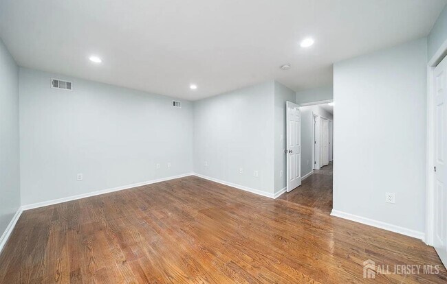 Building Photo - 22 Linden Ave