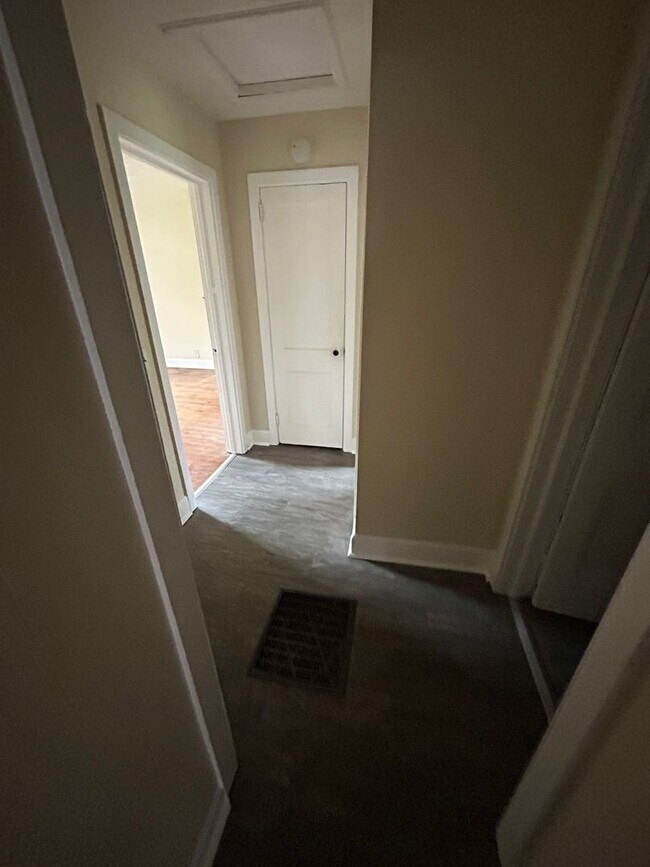 Building Photo - 102 White Ave