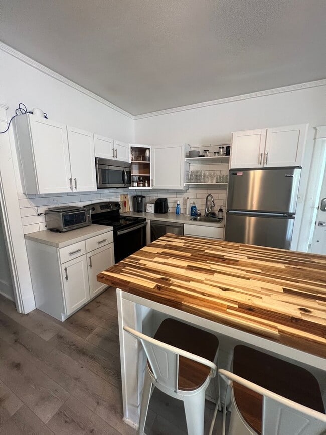 Building Photo - 6bd/3ba with Central AC Walking Distance to Campus