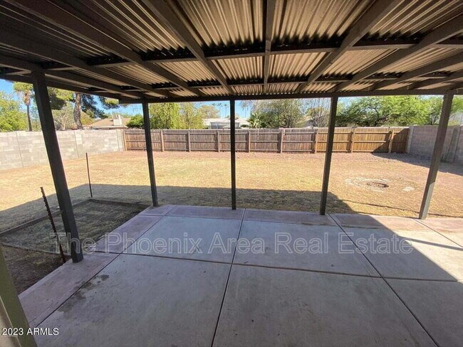 Building Photo - 303 W Mesquite St