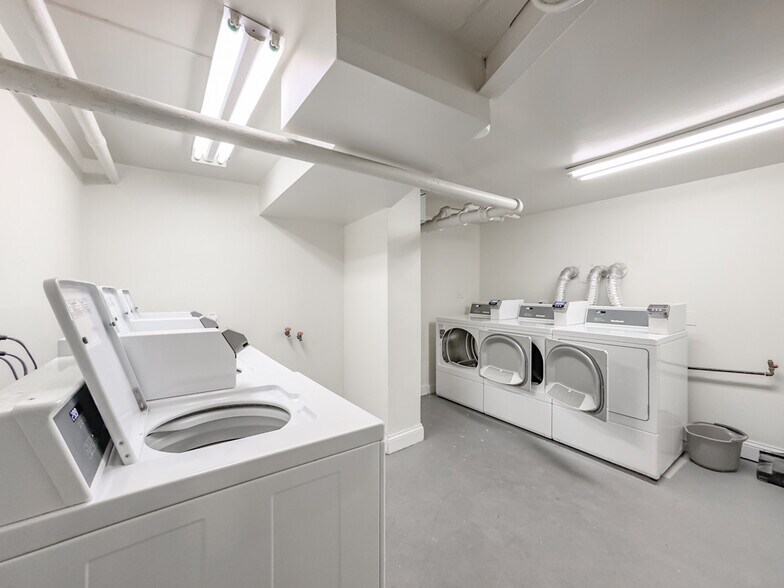 Building Photo - 3739 N Pine Grove Ave