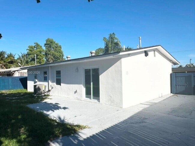 Building Photo - 1473 NE 30th Ct