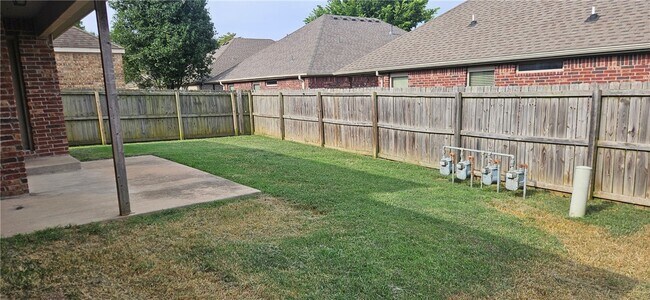Building Photo - 2641 N Villa Blvd