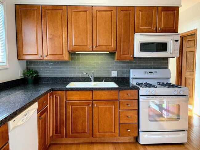 Building Photo - 5825 N Rogers Ave