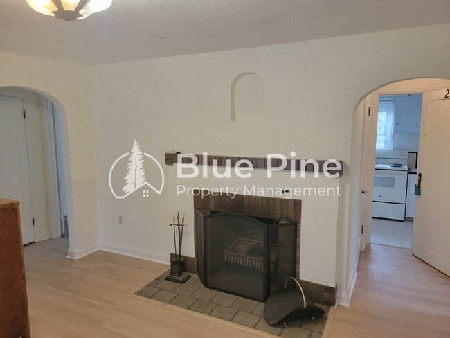 Building Photo - 302 12th St