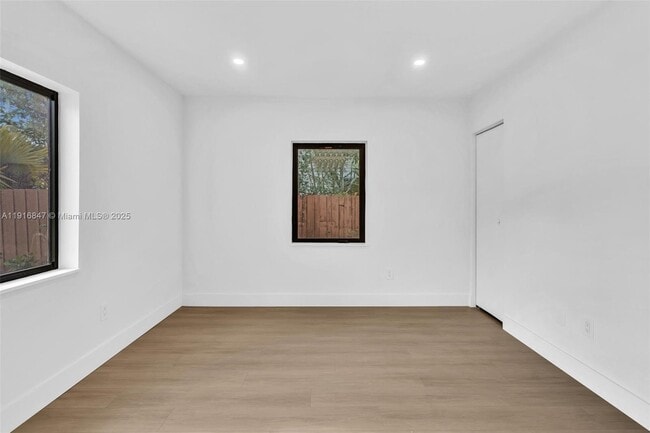 Building Photo - 1123 NE 1st Ave.