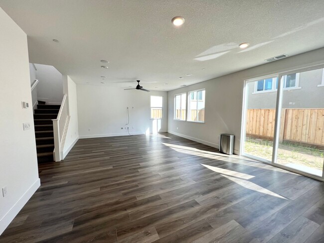 Building Photo - Gorgeous Nearly New Home With 4 Bed, 2.5 b...