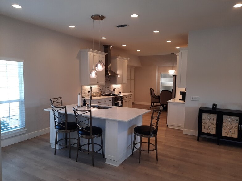 Building Photo - 1735 Woodridge Dr