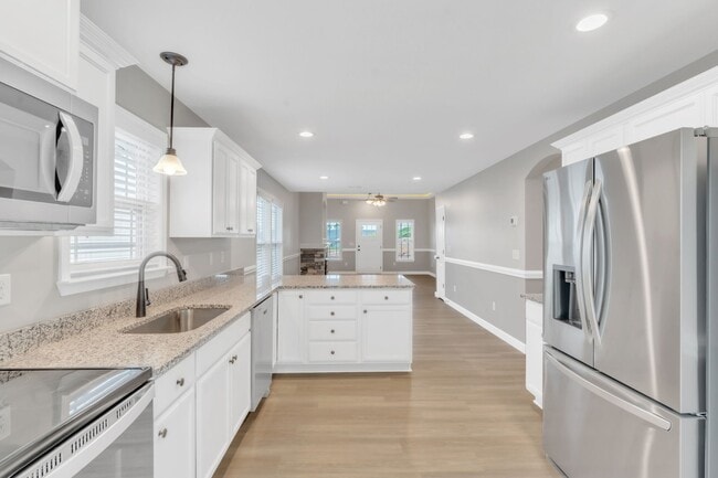 Building Photo - Modern 3-Bedroom Home with Granite Counter...