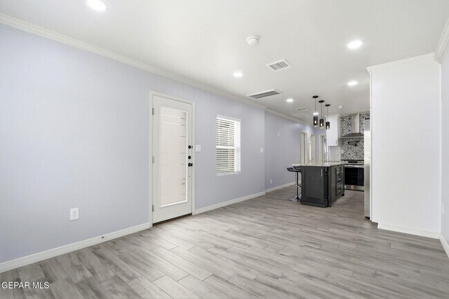 Building Photo - 1310 E San Antonio Ave