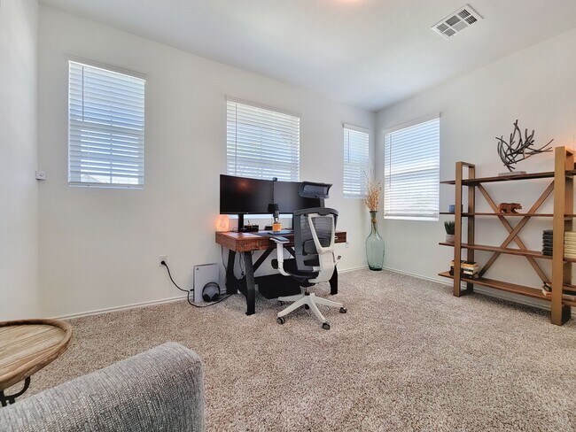 Building Photo - Spacious 4-Bedroom, 3-Bath Single-Family H...
