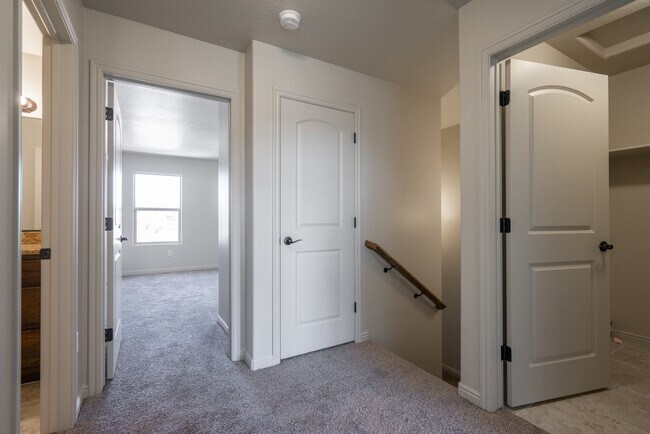 Building Photo - Comfortable Townhome Living with Pool Access