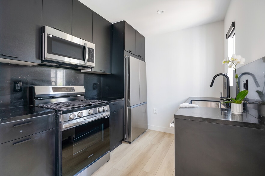 Building Photo - 215-225 Lucas Ave