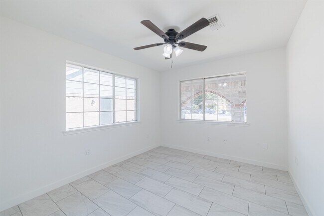 Building Photo - 2122 Maple Cir