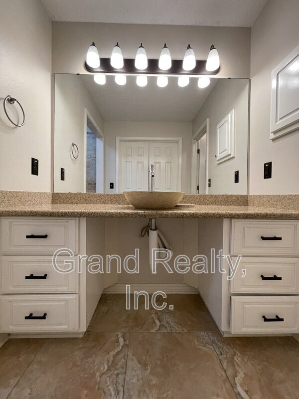 Building Photo - 10337 Wailuku Dr