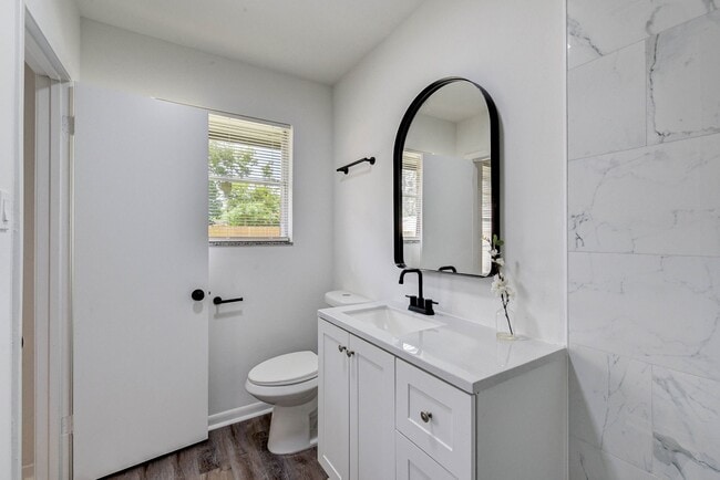 Building Photo - 1703 N Roberson St