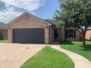 Building Photo - 3 Bedroom 2 bath 2 car garage in Fox Ridge!