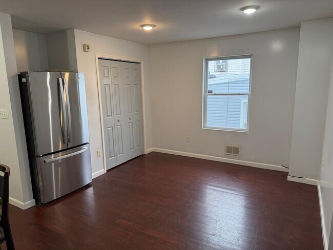 Building Photo - 183 Hutton St