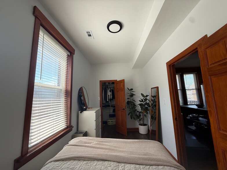 Building Photo - 2842 W Augusta Blvd