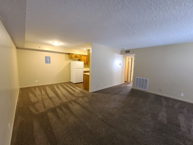 Building Photo - Large Two Bedroom Apt