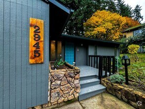 Building Photo - Elaborate 4 Bedroom 3 Bathroom Retreat in ...