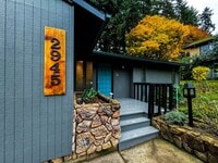 Building Photo - Elaborate 4 Bedroom 3 Bathroom Retreat in ...