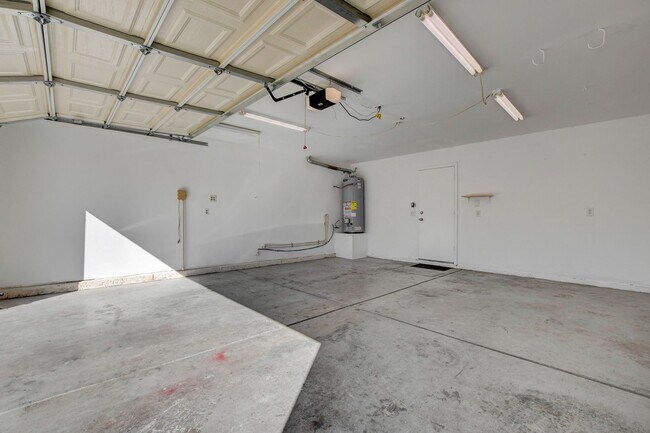 Building Photo - Spacious 4-Bedroom Home in Prime Location!