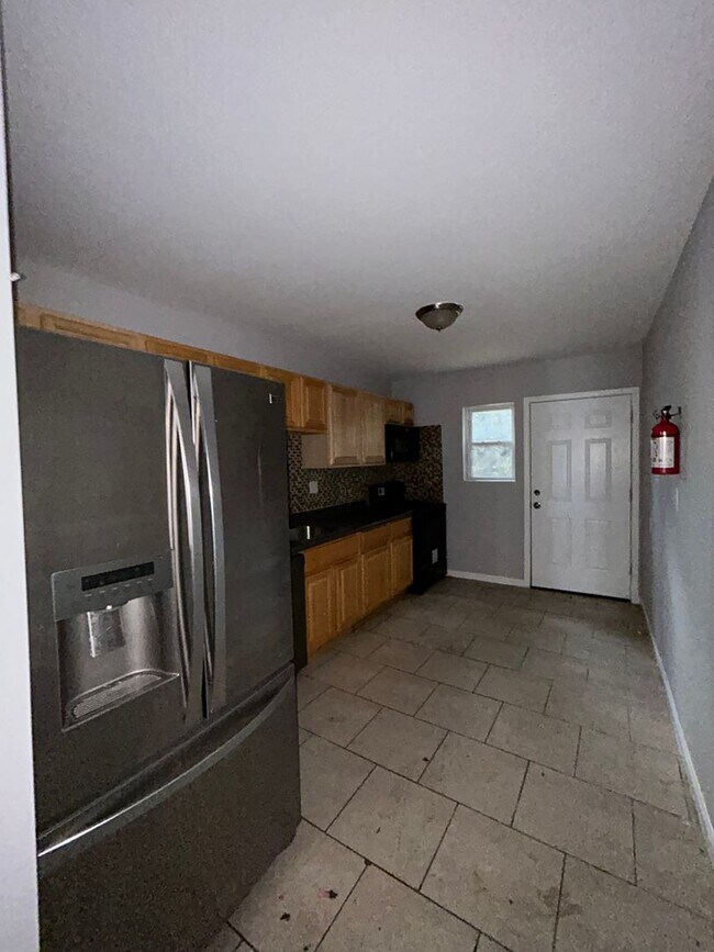 Building Photo - 24 E Abbottsford Ave