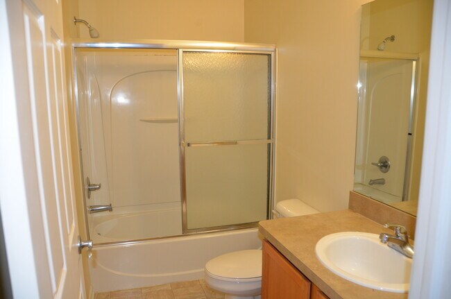 Building Photo - 474 Village Dr