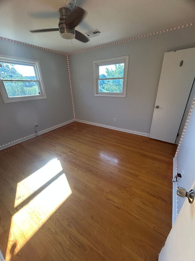 Building Photo - Beautiful 3 bed 3 bath home with finished ...