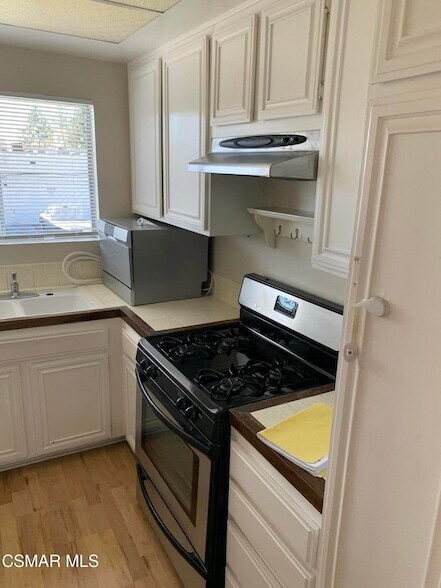 Building Photo - 2033 Calle La Sombra