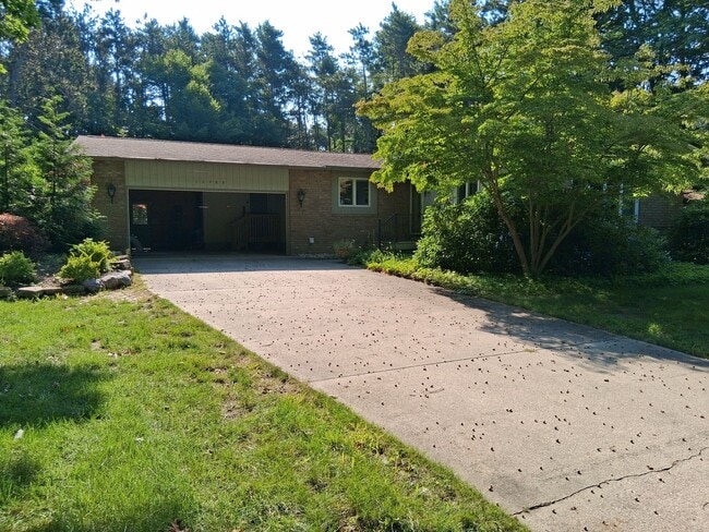 Building Photo - Beautiful 3-Bedroom Home with Pool on Lakeshore Drive