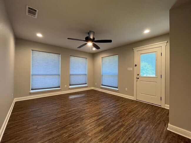 Building Photo - 5429 Meadow Ridge Dr