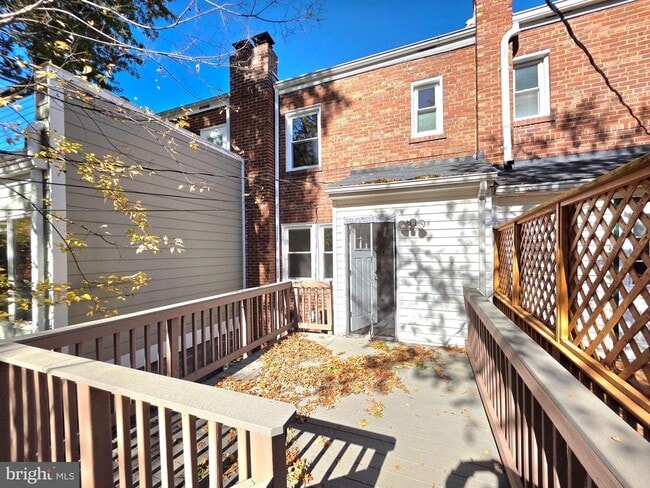 Building Photo - 527 E Nelson Ave